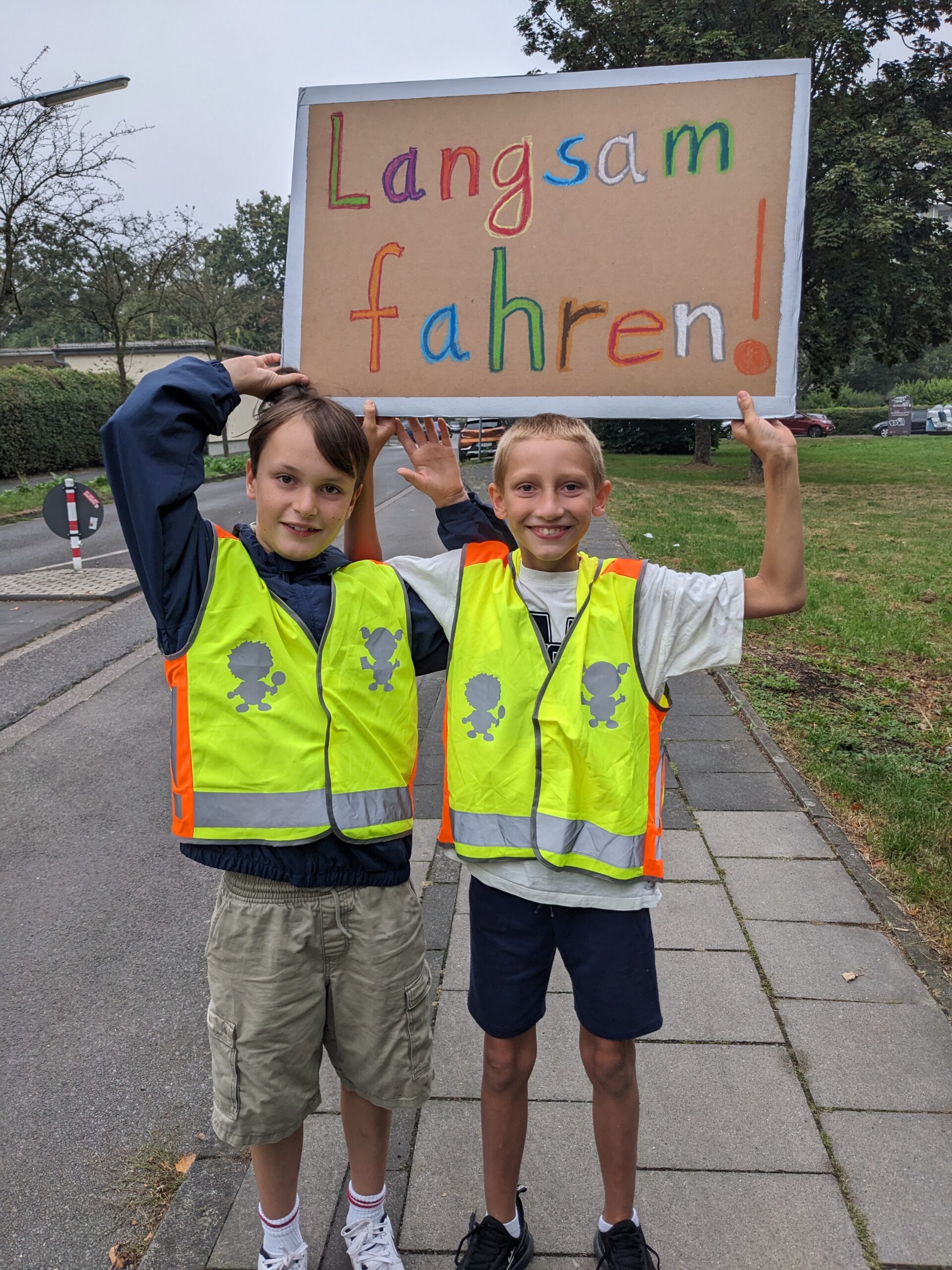 Vierte Klassen setzen Zeichen für mehr Sicherheit im Straßenverkehr