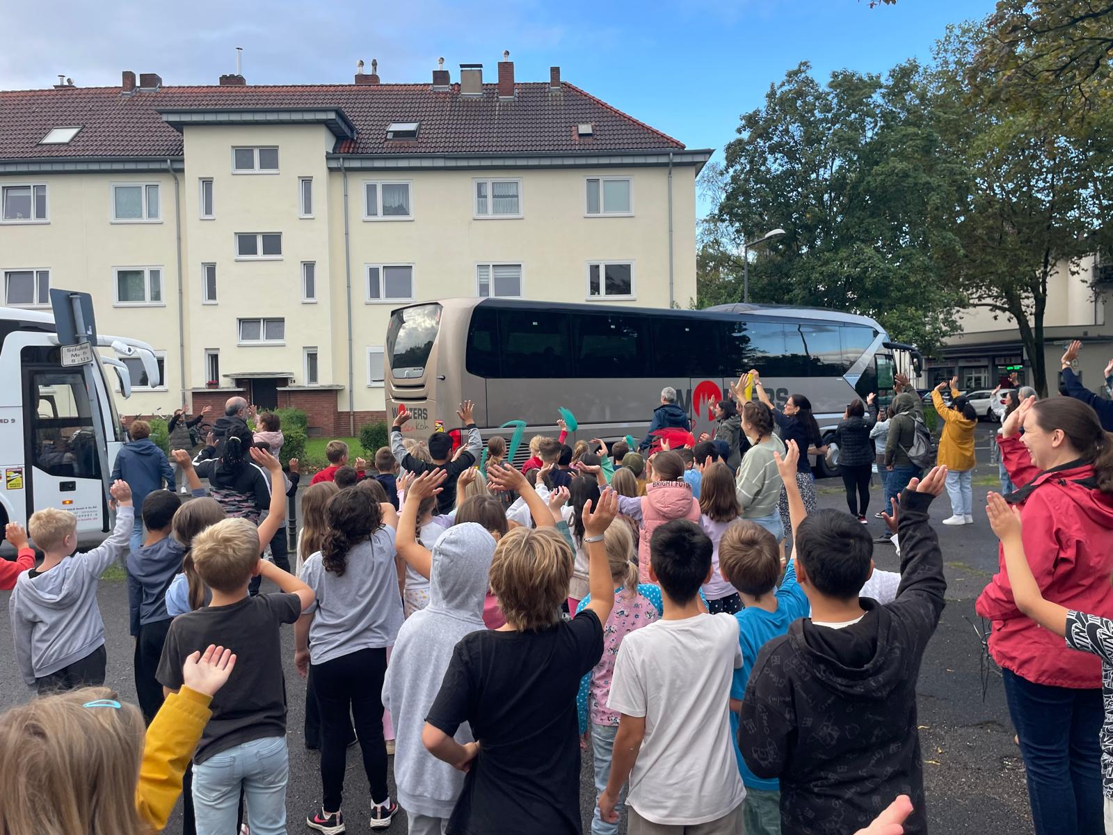 Herzlicher Abschied auf dem Schulhof: Die Stufen 1-3 winken den Viertklässler*innen zum Abschied!