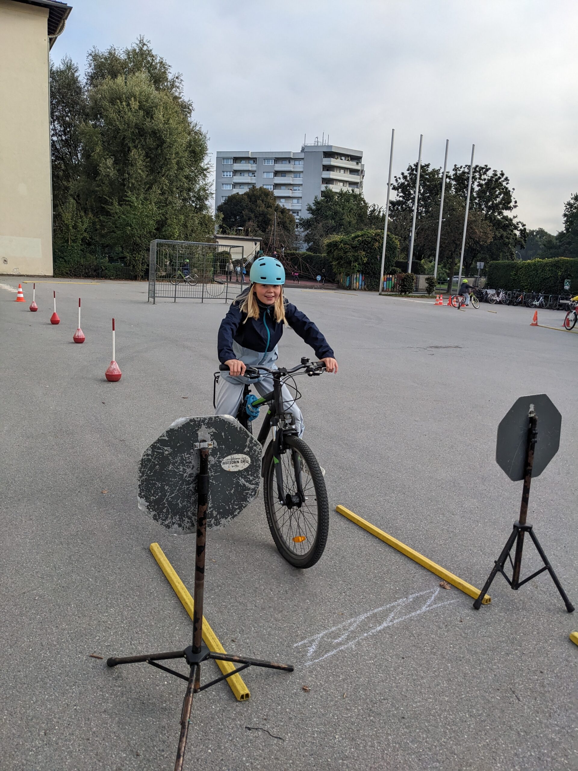 Helm auf und ab auf’s Fahrrad